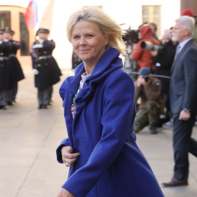 První dáma Eva Pavlová neváhá na schůzky vyběhnout ve fialovém plášti.