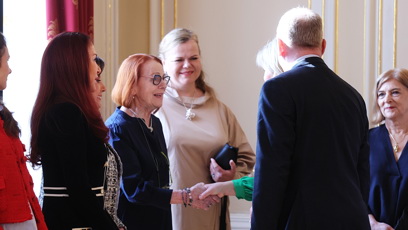 FOTO: Herečka Iva Janžurová si podává ruku s první dámou.