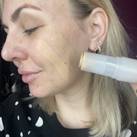 Prvním tipem je lehký make-up v tyčince od Fenty Beauty, který pleť sjednotí a vyhladí. 