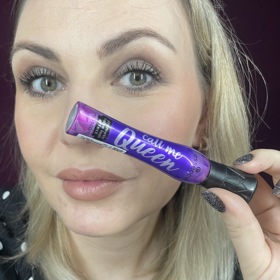 Levný tip od zástupkyně šéfredaktorky Kristiny, řasenka za stovku od Essence má v její kosmetické taštičce už několik měsíců své stálé místo. 