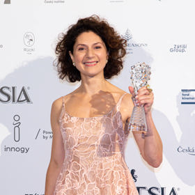 Martha Issová získala na Českém lvu v roce 2023 křišťálovou sošku za svůj výkon ve filmu Buko.