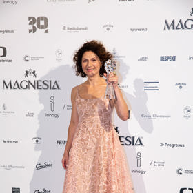 Martha Issová, Český lev 2023. Oblékla něžné pastelově růžové šaty od svého oblíbeného studia Chatty, se kterým spolupracuje dlouhé roky. Návrhářky Radka Sirková a Anna Tušková už patří mezi její dobré přítelkyně a model jí vytvořily na míru.