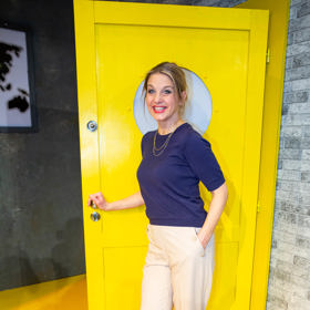 Bílé tenisky nedávno nazula také herečka Sabina Laurinová. Kombinuje je se světlými kalhotami.