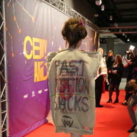 Rozálie Havelková svým outfitem chtěla upozornit na dopady tzv. fast fashion. Sama totiž podporuje v módě udržitelnost a nejraději nakupuje v second handech.