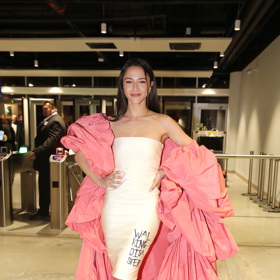 Eva Burešová se rozhodla pro korálově růžovou vlečku.