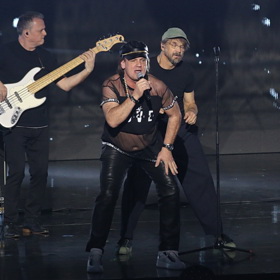 Michael Viktořík na letošních Cenách Anděl překvapil výstředním koženým outfitem. 