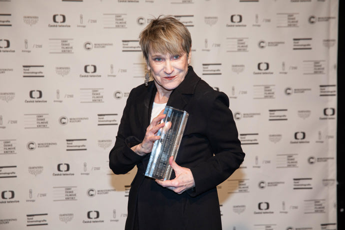 FOTO: Herečka Simona Peková získala za roli ve filmu Přišla v noci Cenu české filmové kritiky. – stránka 69