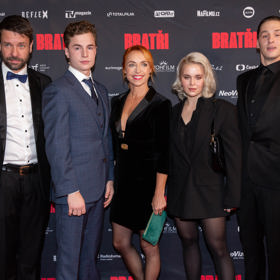 Herci z filmu Bratři - Václav Neužil, Oskar Hes, Tatiana Dyková, Karolína Lea Nováková a Jan Nedbal.