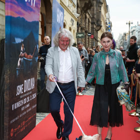 Režisér F. A. Brabec vyvedl na červený koberec handicapovaného pejska Rufuse, který ve filmu hraje Juliána.