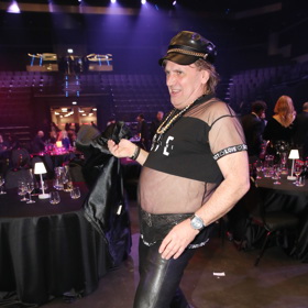 Michael Viktořík z J.A.R. si kvůli průhlednému tričku oholil břicho. 