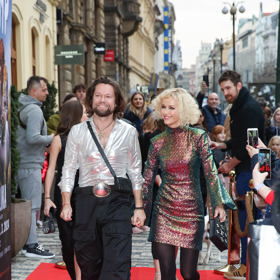 Richard Krajčo a Karin Babinská na premiéře zazářili v metalických odstínech.