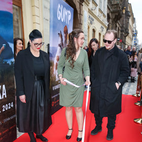 Štěpán přišel v doprovodu dvou slečen. 