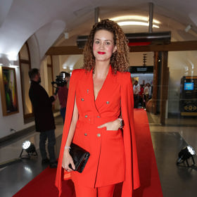 Zpěvačka a moderátorka Kateřina Pechová vynesla na filmovou premiéru červené kalhoty a top s pozoruhodnou pelerínou.