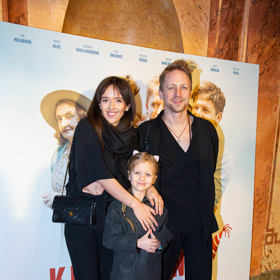 Tomáš Klus se svou ženou Tamarou a s nejstarší dcerou Josefínou.