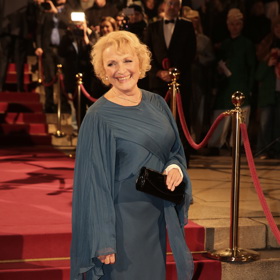 Elegantní dáma v modrém by se neztratila ani v Hollywoodu.