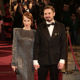 Táňa Pauhofová po boku svého o devět let mladšího manžela celá září.