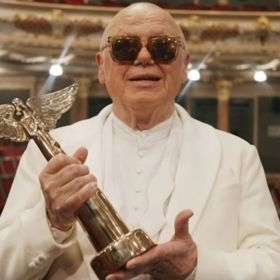 Jiří Korn ve sněhobílém obleku poslal divákům předávání Cen Anděl 2023 děkovnou zdravici z Hudebního divadla v Karlíně, kde měl v době přenosu představení.