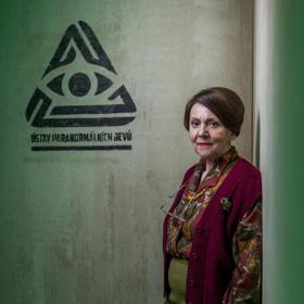 Lenka Termerová hraje v seriálu To se vysvětlí, soudruzi! zakladatelku Ústavu paranormálních jevů.