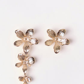 Nesymetrické náušnice s motivy květů, Lindex, 249 Kč