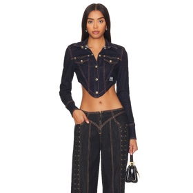 Denimu je oddán i tento glamlook v kovbojském duchu. Džíny se šněrováním od značky Lioness stojí 3 299 Kč.