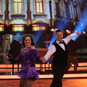 Hana Gregorová ve svých jednasedmdesáti letech válí jako za mlada. 