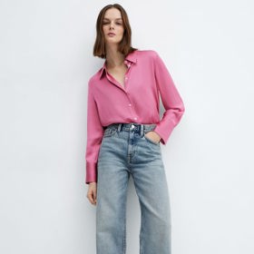 Stejně tak dobře vypadá košile zastrkaná dovnitř do džínů. Košile, Mango, 799 Kč