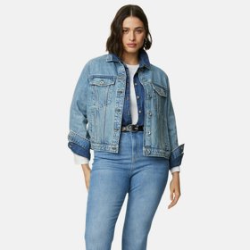 Plus size velikostem padne bootcut střih stejně dokonale. Délku nohou podpoří nažehlené puky nebo prošité svislé členění.(Marks&Spencer, 1 550 Kč)