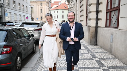 FOTO: Anička Slováčková přichází společně s bratrem.