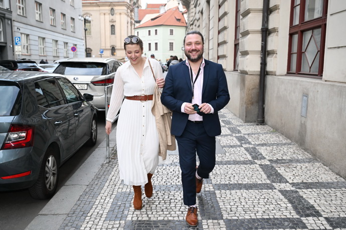 FOTO: Anička Slováčková přichází společně s bratrem. – stránka 446