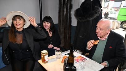 FOTO: Dagmar Patrasová, Anife Vyskočilová a Felix Slováček představovali med s léčivými účinky.