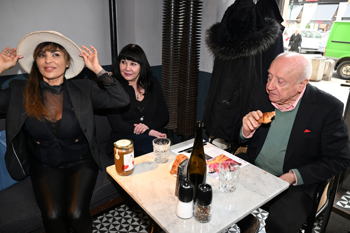 FOTO: Dagmar Patrasová, Anife Vyskočilová a Felix Slováček představovali med s léčivými účinky. – stránka 659