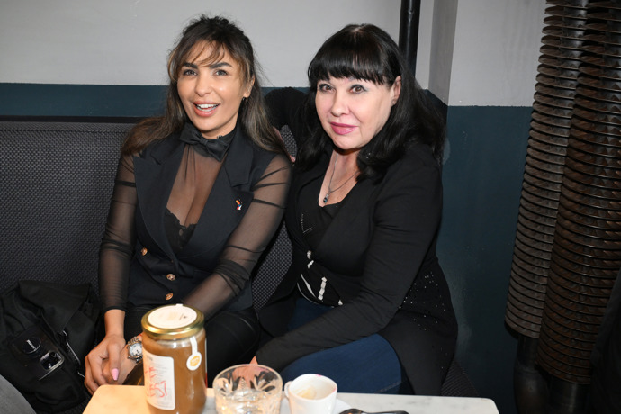 FOTO: Dagmar Patrasová a Anife Vyskočilová si dlouze povídaly. – stránka 656