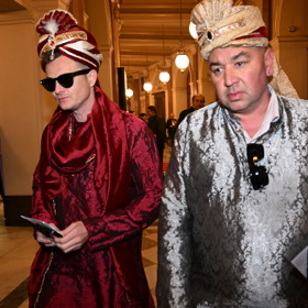 Kvůli slavnostnímu ceremoniálu rozhodně nedorazili - zavítali rovnou na večírek. 