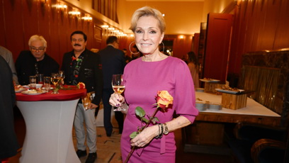 FOTO: Nestárnoucí pěvecká ikona Helena Vondráčková dorazila na premiéru dokumentu Felixe Slováčka.