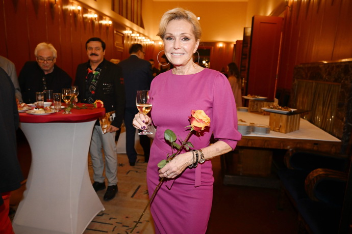 FOTO: Nestárnoucí pěvecká ikona Helena Vondráčková dorazila na premiéru dokumentu Felixe Slováčka. – stránka 239