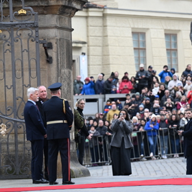 Na francouzského prezidenta čekaly venku davy lidí.