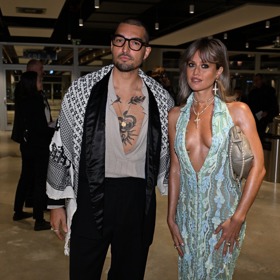 Emma Smetana a Jordan Haj. Jordan ukázal v rozhalence tetování, Emma vynesla odvážné bleděmodré šaty, které si přivezla z Bali.