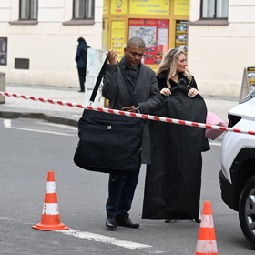 Nerozlučná dvojice Lucie Borhyová a Rey Koranteng měli obleky ještě v obalech. 