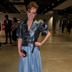 Eliška Foretová v modrém modelu s tmavým topem.