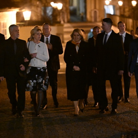 Český prezident Petr Pavel s manželkou Evou a slovenská prezidentka Zuzana Čaputová s partnerem Jurajem Rizmanem.