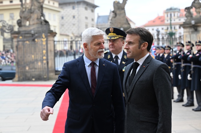 FOTO: Francouzský prezident Emmanuel Macron nepůsobil přátelsky. – stránka 79