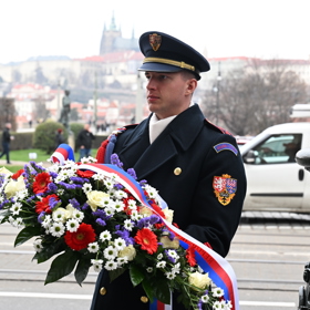 Francouzský prezident Emmanuel Macron po setkání s Petrem Pavlem zamířil k pamětní desce Jana Palacha na Filozofické fakultě, kde v prosinci 2023 student zabil 14 lidí.