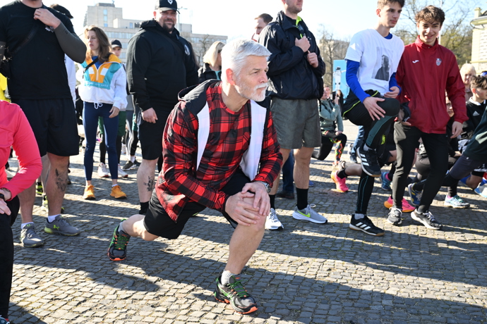 FOTO: Prezident Petr Pavel běžel pražskou Stromovkou. – stránka 17