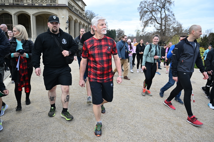 FOTO: Prezident Petr Pavel  mezi lidmi. – stránka 44