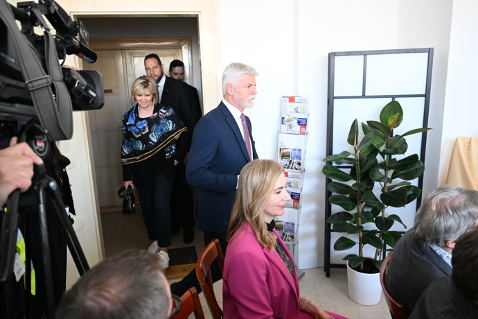 FOTO: Začátek tiskové konference. – stránka 2056