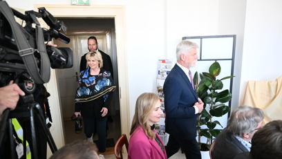 FOTO: Příchod na tiskovou konferenci.
