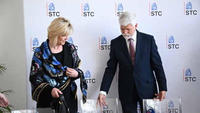 FOTO: Petr Pavel uvolňuje židli dvé ženě