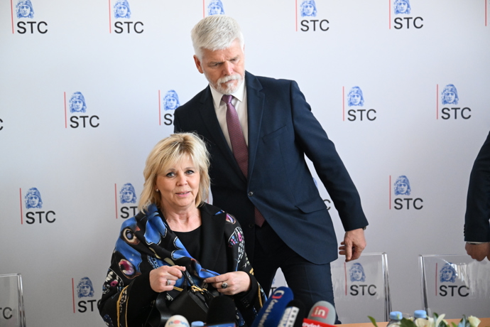 FOTO: Prezidentský pár. – stránka 896