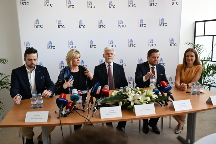 FOTO: Představení pamětní bankovky. – stránka 2052