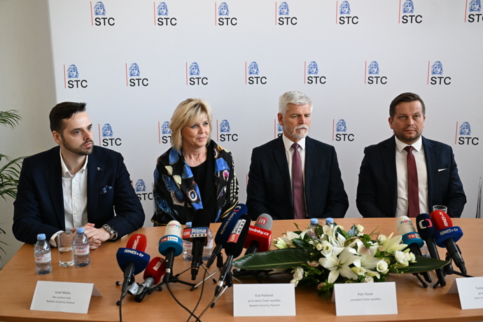 FOTO: Celý tým na tiskové konferenci. – stránka 2051